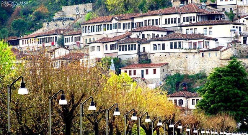 Guva Mangalem Hotel Restaurant Berat Extérieur photo